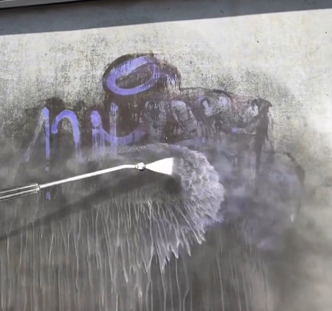 Graffitientfernung auf Betonwand in Freiburg mit Niederdrucksystem.