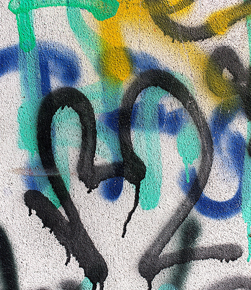 Graffiti auf verputzter Außenwand in Heidelberg vor der Reinigung.