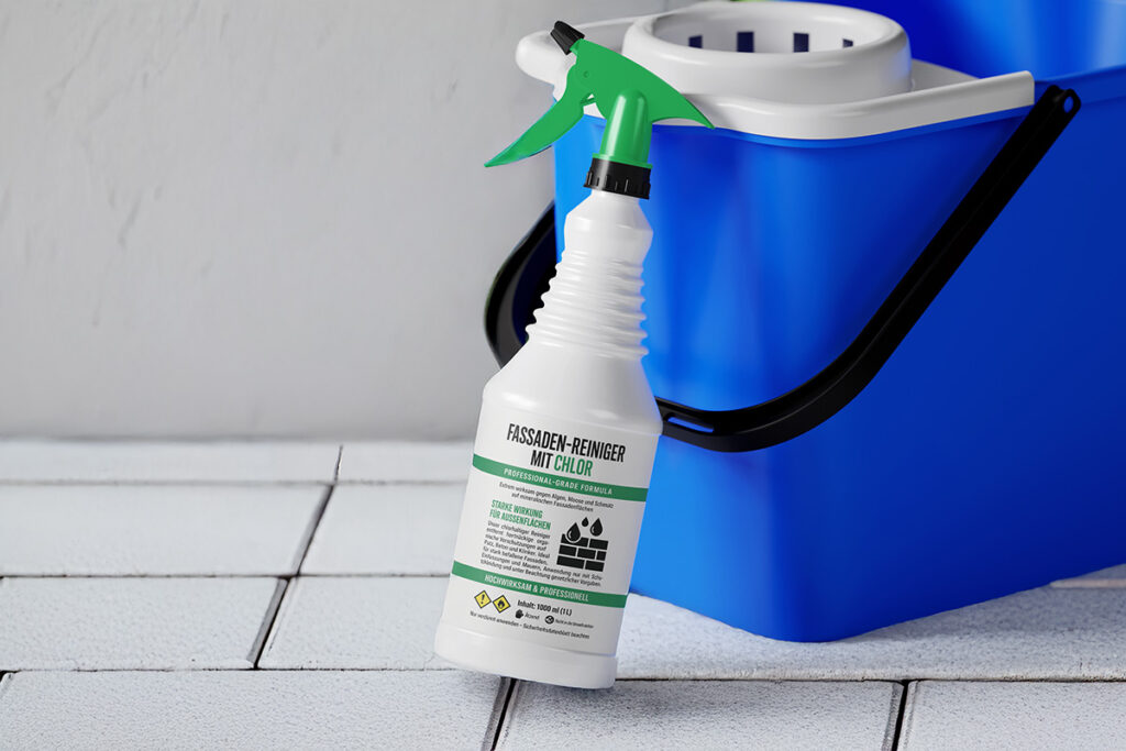 Sprühflasche mit Fassadenreiniger auf Chlorbasis neben blauem Putzeimer auf hellen Bodenfliesen.
