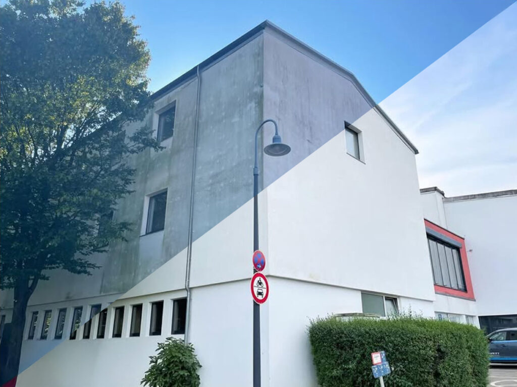 Gedämmte Fassade eines Gebäudes im Vorher-nachher-Vergleich: links stark verschmutzt mit Algenbewuchs, rechts frisch gereinigt und strahlend weiß.