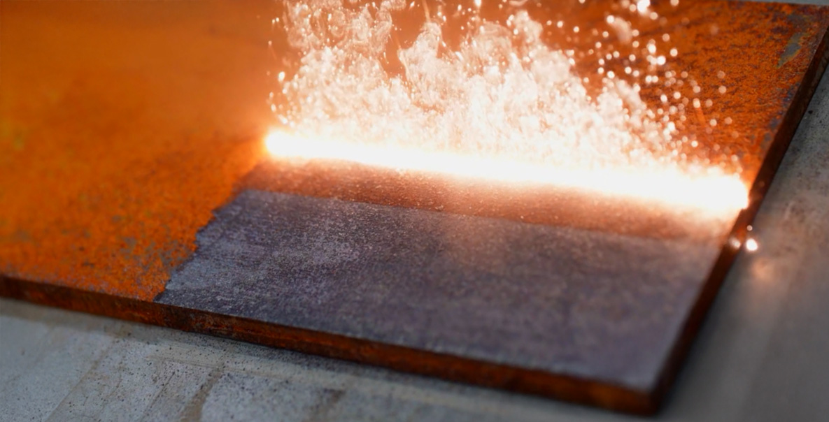 Laserreinigung entfernt Rostschicht präzise von einer Metalloberfläche.
