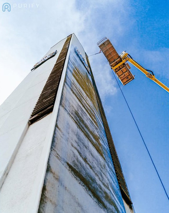 Fassadenreinigung mit Hubsteiger an schwer zugänglicher Gebäudeecke mit starken Verschmutzungen
