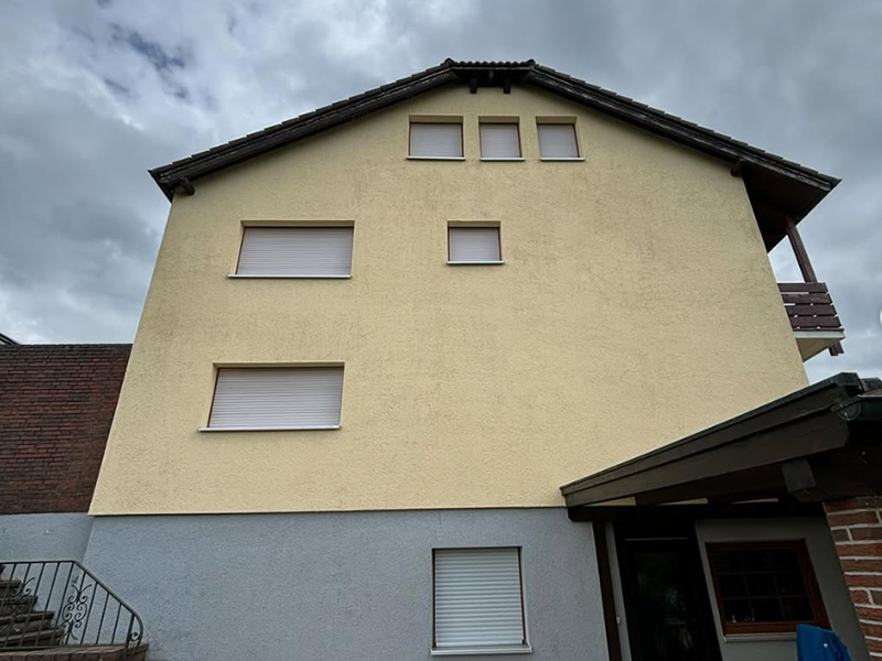 fassadenreinigung-putzfassade-reinigen-haus-nacher Nachher: Putzfassade eines Wohnhauses nach der Fassadenreinigung durch Purify