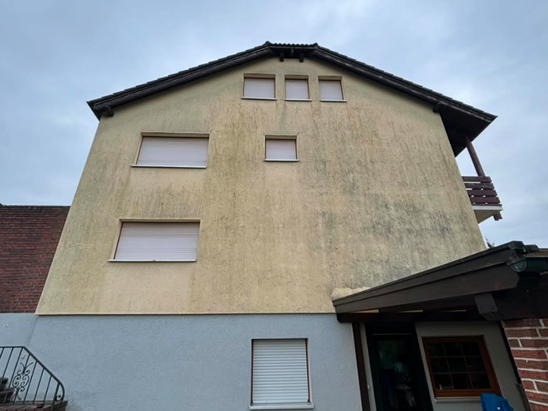 fassadenreinigung-putzfassade-reinigen-haus-vorher Vorher: Putzfassade eines Wohnhauses vor der Fassadenreinigung durch Purify