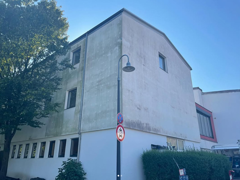 fassadenreinigung-putzfassade-reinigen-lassen-mehrfamilienhaus-vorher Vorher: Putzfassade eines Mehrfamilienhauses vor der Fassadenreinigung durch Purify