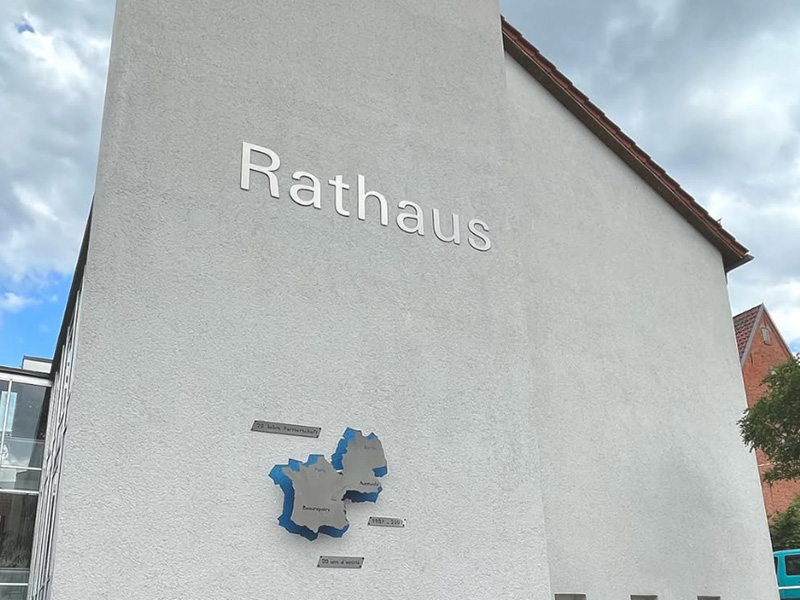 fassadenreinigung-putzfassade-reinigen-lassen-rathaus-nachher Nachher: Putzfassade eines Rathauses nach der Fassadenreinigung durch Purify
