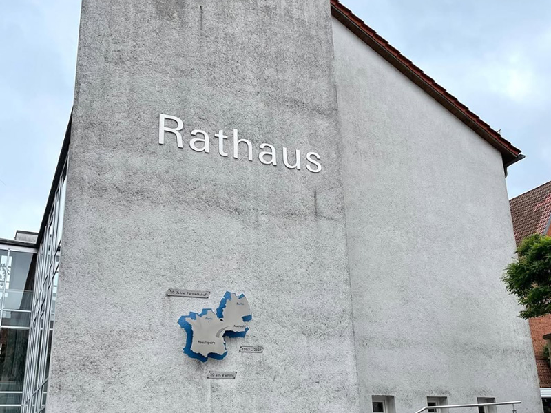 fassadenreinigung-putzfassade-reinigen-lassen-rathaus-vorher Vorher: Putzfassade eines Rathauses vor der Fassadenreinigung durch Purify