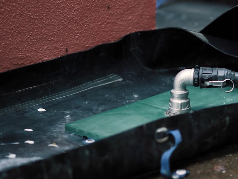 fassadenreinigung-schmutzwasser-auffangen Fassadenreinigung: Das anfallende Schmutzwasser wird aufgefangen und anschließend aufbereitet