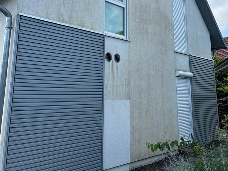 probeflaeche-anlegen Probefläche anlegen: Purify testet die Reinigung an einer kleinen Fläche der Putzfassade