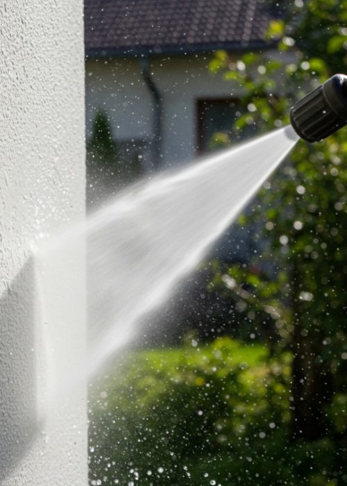 Fassadenreinigung an einem Einfamilienhaus in Schwäbisch Gmünd mit Niederdrucktechnik.